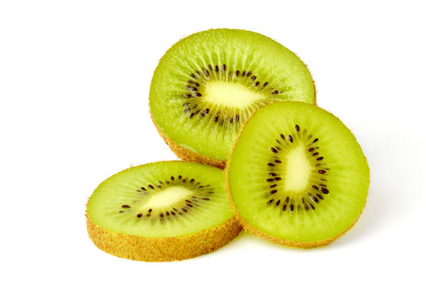 Três frutos Kiwi fatiado em fundo branco - foto de acervo