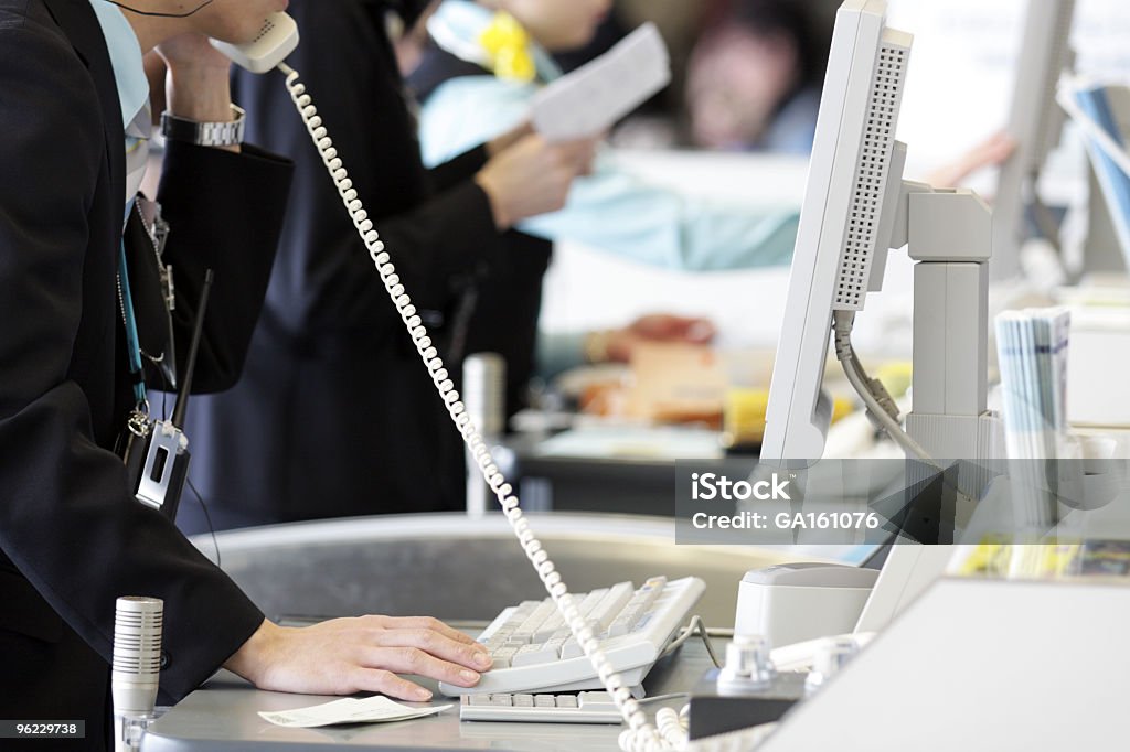 Agentes de passagem aérea - Foto de stock de Aeroporto royalty-free