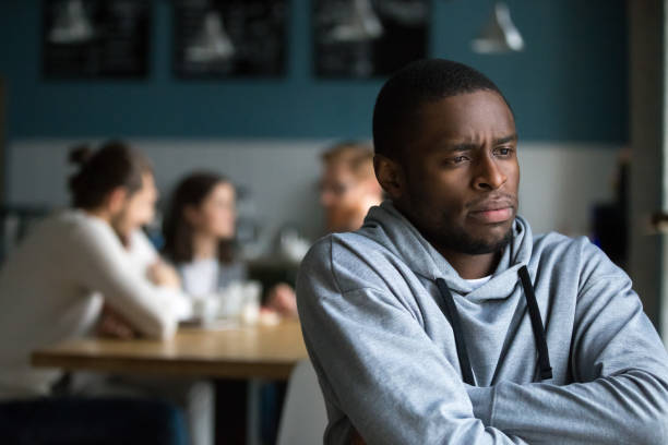 homme africain frustré souffre seul dans le café de la discrimination raciale - depression teenager sadness men photos et images de collection