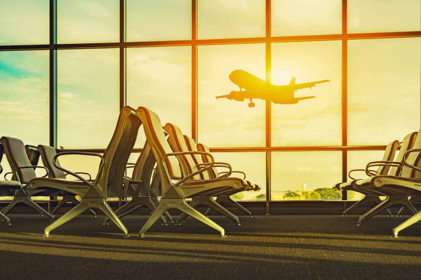 asiento en la sala de embarque para ver avión, vista desde el aeropuerto terminal.sun de luz en color vintage selectivo foco, transporte y viajes concepto - china shanghai business people fotografías e imágenes de stock