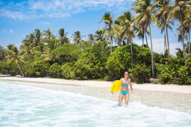 giovane donna con tavola da surf sulla spiaggia tropicale - 15796 foto e immagini stock