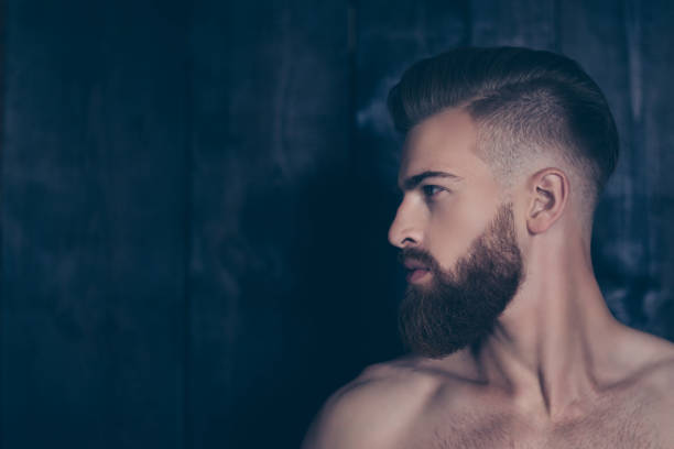 casa de banho spa terapia cosmetologia problema conceito de tratamento. meia-enfrentado retrato de atraente brutal macho masculino muscular saudável sério focado homem isolado em pranchas de madeira fundo copyspace - men stubble beard human hair - fotografias e filmes do acervo