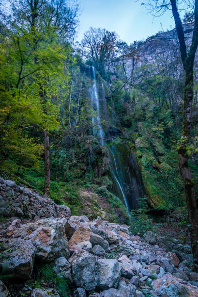 cascata di autoire in autunno nel dipartimento del lot e nella regione delle occitanie in francia - lot region foto e immagini stock