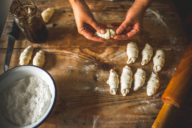 주부 롤 반죽의 조각 매 화 잼 - rolling dough pastry apron 뉴스 사진 이미지