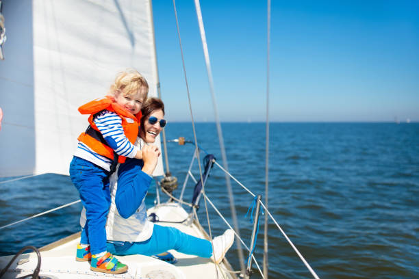 żeglarstwo rodzinne. matka i dziecko na jachcie żaglowym. - child outdoors bow horizontal zdjęcia i obrazy z banku zdjęć