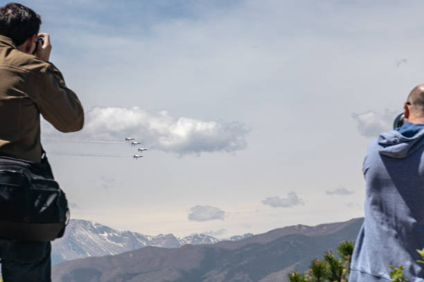 fotografiando aviones militares - al hajjar fotografías e imágenes de stock