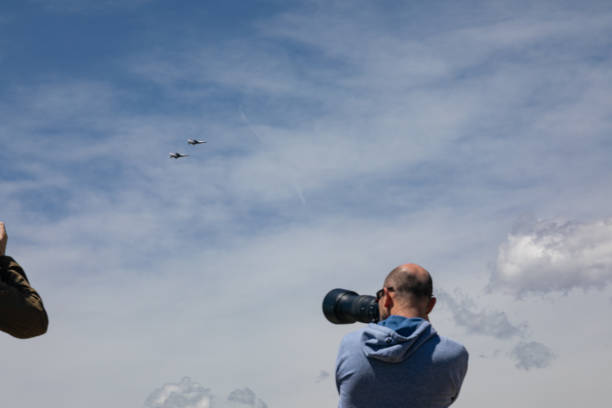 fotografiando aviones militares - al hajjar fotografías e imágenes de stock