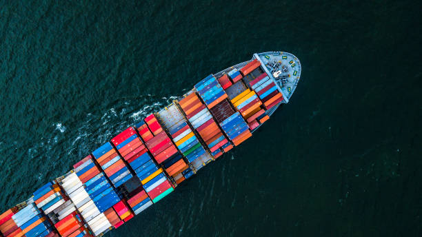 vrachtschip in uitvoer en het logistieke bedrijfsleven, logistiek en het transport van internationale containervracht schip in de open zee, luchtfoto schot van drone. - container ship stockfoto's en -beelden