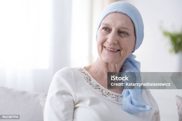 Photo libre de droit de Femme Heureuse En Foulard Cancer banque d'images et plus d'images libres de droit de Cancer - Cancer, Patient, Femmes seniors