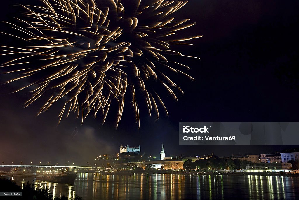 Fogos de artifício acima do rio Danúbio - Foto de stock de Barulho royalty-free