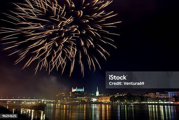 Foto de Fogos De Artifício Acima Do Rio Danúbio e mais fotos de stock de Barulho - Barulho, Bratislava, Cidade
