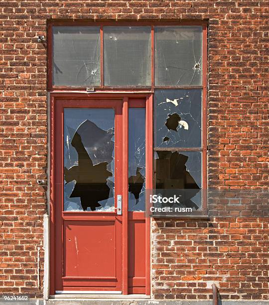 브로컨 창 0명에 대한 스톡 사진 및 기타 이미지 - 0명, 건물 외관, 건물 정면