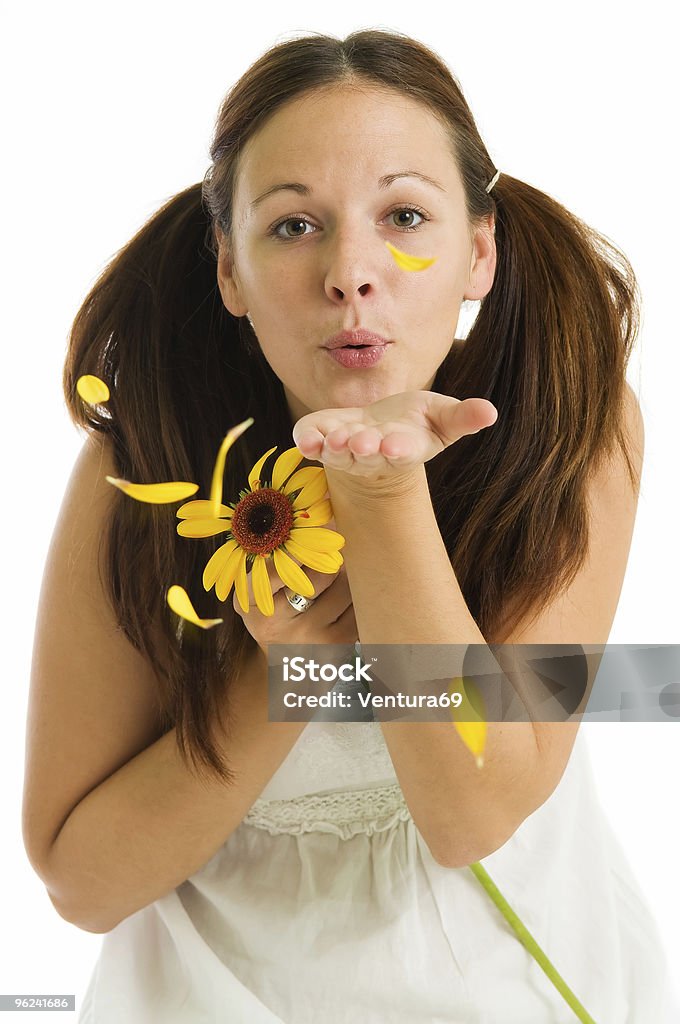 Ragazza e petali di fiore giallo - Foto stock royalty-free di Adulto