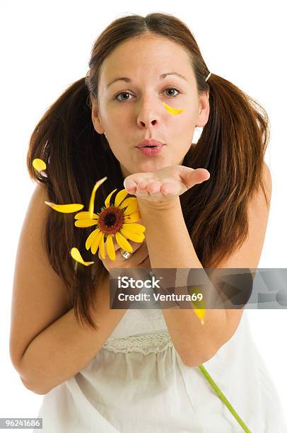 Ragazza E Petali Di Fiore Giallo - Fotografie stock e altre immagini di Adulto - Adulto, Ambientazione interna, Amore