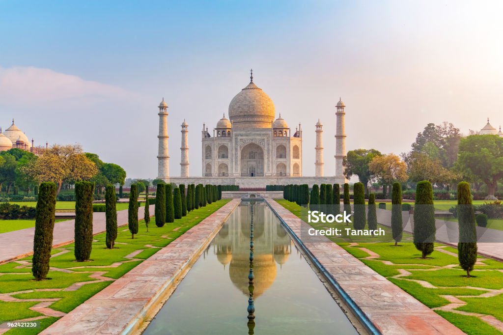 Taj Mahal vista refletida no pool de reflexão. - Foto de stock de Taj Mahal royalty-free