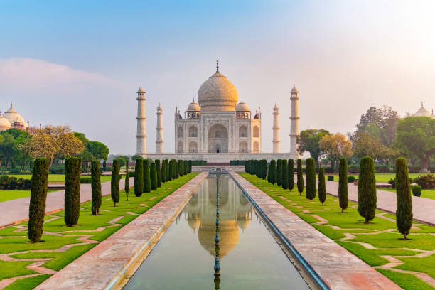 taj mahal front view reflected on the reflection pool. - agra imagens e fotografias de stock