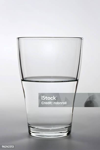 Nahaufnahme Schuss Von Einem Glas Wasser Halb Gefüllt Stockfoto und mehr Bilder von Abnehmen