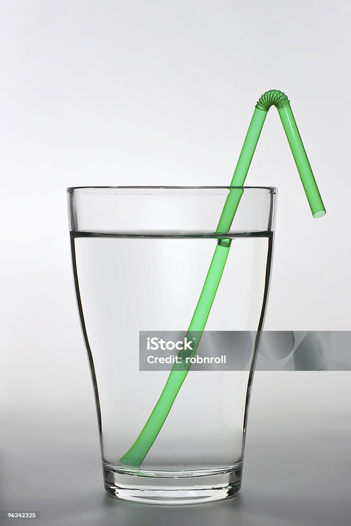 Füllung waterglass mit einem grünen Strohhalm - Lizenzfrei Abnehmen Stock-Foto