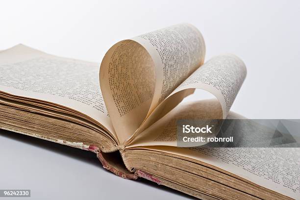 Buch Mit Seiten Gefaltet In Eine Herzform Stockfoto und mehr Bilder von Bibliothek - Bibliothek, Buch, Buchseite