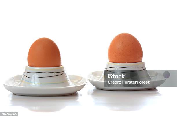 Dois Ovos Em Eggcups Reflectora - Fotografias de stock e mais imagens de Alimentação Saudável - Alimentação Saudável, Castanho, Comida