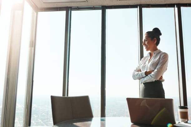 sie ist ein draufgänger im wahrsten sinne des wortes - looking through window window business women stock-fotos und bilder