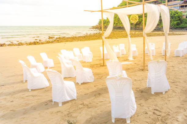 sillas de la ceremonia de boda en la playa - spring nature life events arrangement fotografías e imágenes de stock