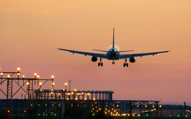 aterrizaje avión durante puesta del sol - barcelona "aeroport de el prat" - aterrizar fotografías e imágenes de stock