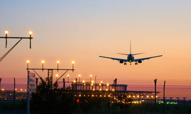 aterrizaje avión durante puesta del sol - barcelona "aeroport de el prat" - runway airplane landing landing light fotografías e imágenes de stock