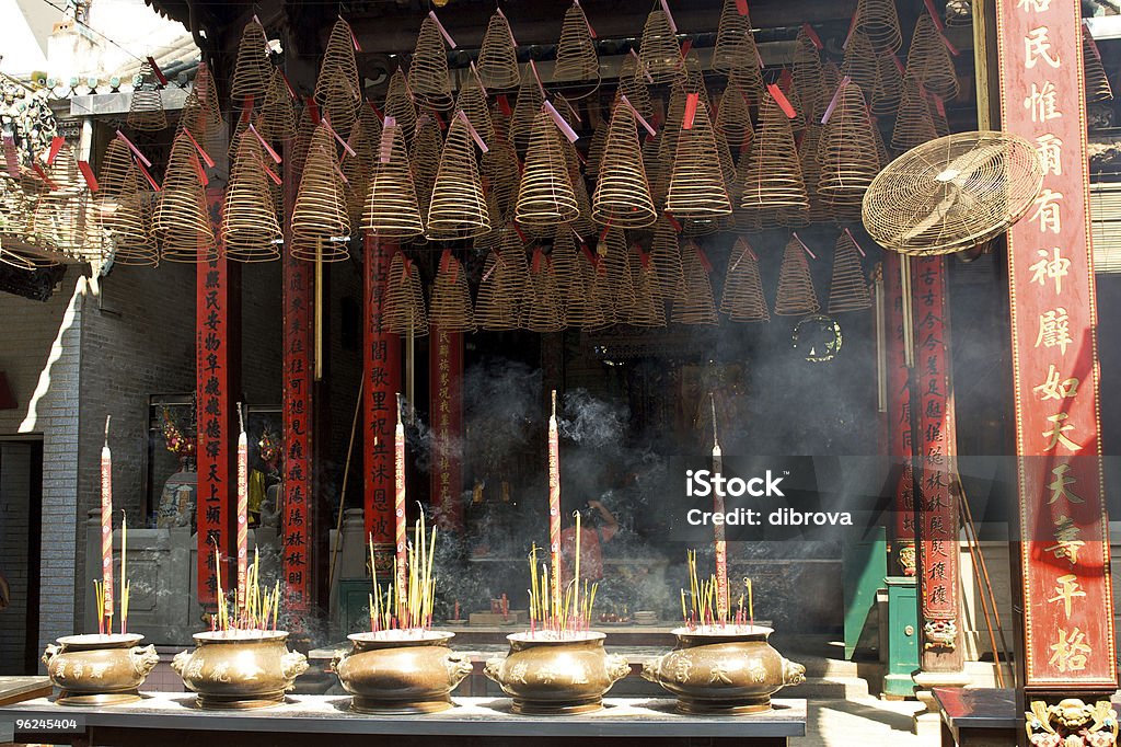 Пагода с Благовоние sticks - Стоковые фото Азия роялти-фри