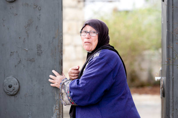 palestyńska kobieta w swoim domu - bilin zdjęcia i obrazy z banku zdjęć