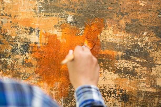 istock Asian man painting on canvas. 962459286