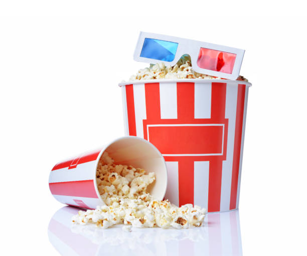 großer eimer und kleine tasse appetitlich salzige popcorn mit anaglyphen 3d-brille - anaglyph stock-fotos und bilder