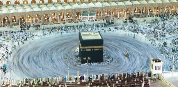prayer and tawaf - circumambulation - of muslims around alkaaba in mecca, aerial view - 2127 imagens e fotografias de stock