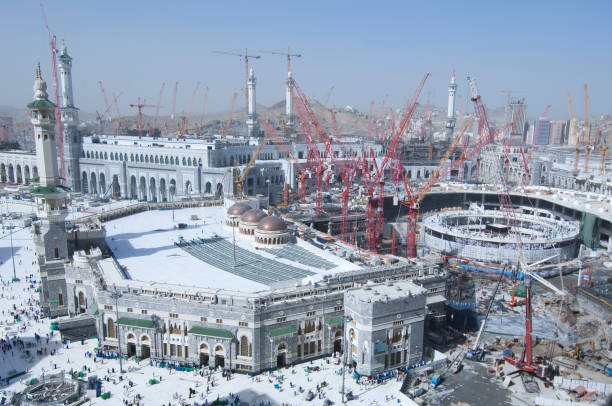 istock Construction of Al-Masjid Al-Haram Around Al Kaaba in Mecca 962470712