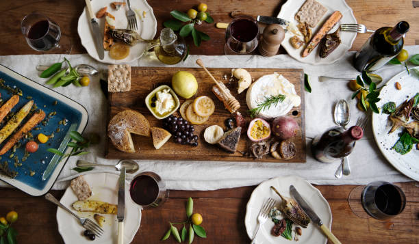 cena al estilo rústico con tabla de quesos - comida francesa fotos fotografías e imágenes de stock