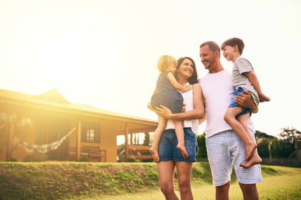 ser una familia significa ser parte de algo muy maravilloso - happiness family outdoors house fotografías e imágenes de stock