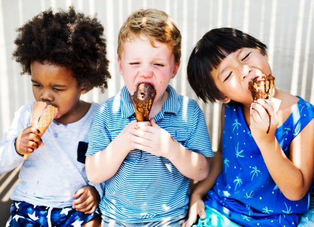 niños disfrutando con helado - family multi ethnic group asian ethnicity cheerful fotografías e imágenes de stock