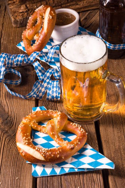 옥 토 버 페스트 꽈 배기와 맥주 - pretzel german culture food salt 뉴스 사진 이미지