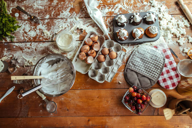 géneros alimentícios na mesa - messy - fotografias e filmes do acervo