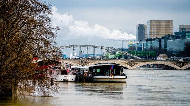istock Industrial sector of the Seine River 962492228