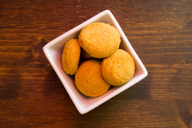 istock Stuffed biscuits on square bowl on a wooden table seen from above 962492884