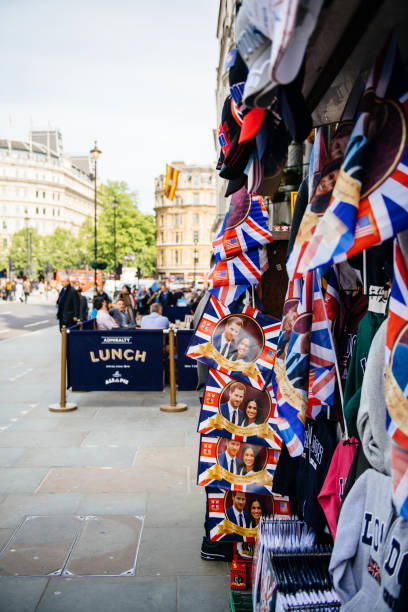 王室の結婚式のお祝いのお土産記念品販売ショップ - crowd nobility wedding british flag ストックフォトと画像