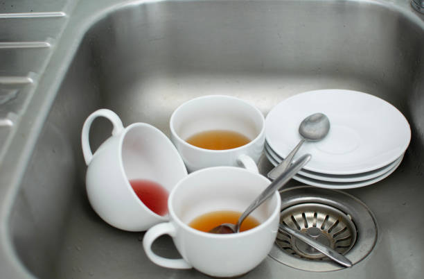 istock Used tea cups in the sink 962517578