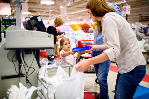 istock Family shopping 962518826