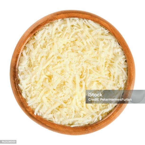 Queso Parmesano Rallado En El Recipiente De Madera En Blanco Foto de stock y más banco de imágenes de Queso - iStock Queso Parmesano Rallado En El Recipiente De Madera En Blanco Foto de stock y más banco de imágenes de Queso - iStock
