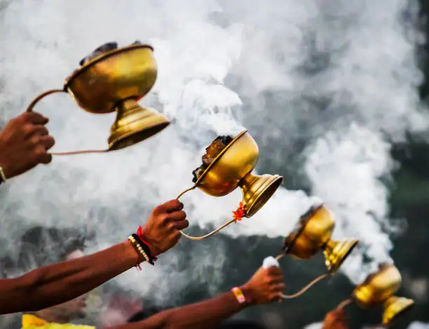 prayers offered, aarti ganga at parmarth niketen India