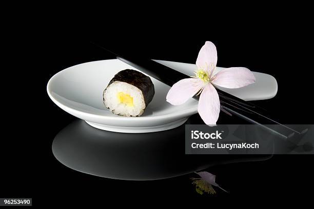 Sushi Stockfoto und mehr Bilder von Schwarzer Hintergrund - Schwarzer Hintergrund, Sushi, Blume