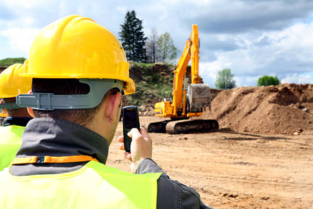 costruzione di ispezione - construction safety mid adult men road construction foto e immagini stock