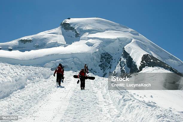 Snowboarder Und Allalinhorn Stockfoto und mehr Bilder von Saas Fee - Saas Fee, Alpen, Berggipfel