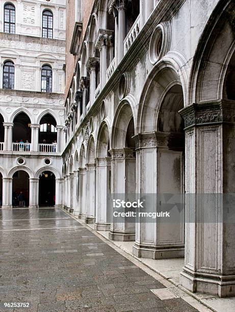 El Palacio Ducal Palacio Ducal Foto de stock y más banco de imágenes de Aire libre - Aire libre, Antiguo, Arco - Característica arquitectónica